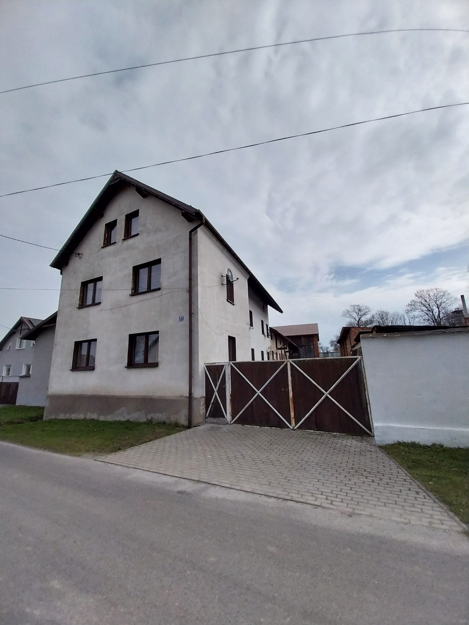 Dom z zabudową gospodarczą w spokojnej wsi!