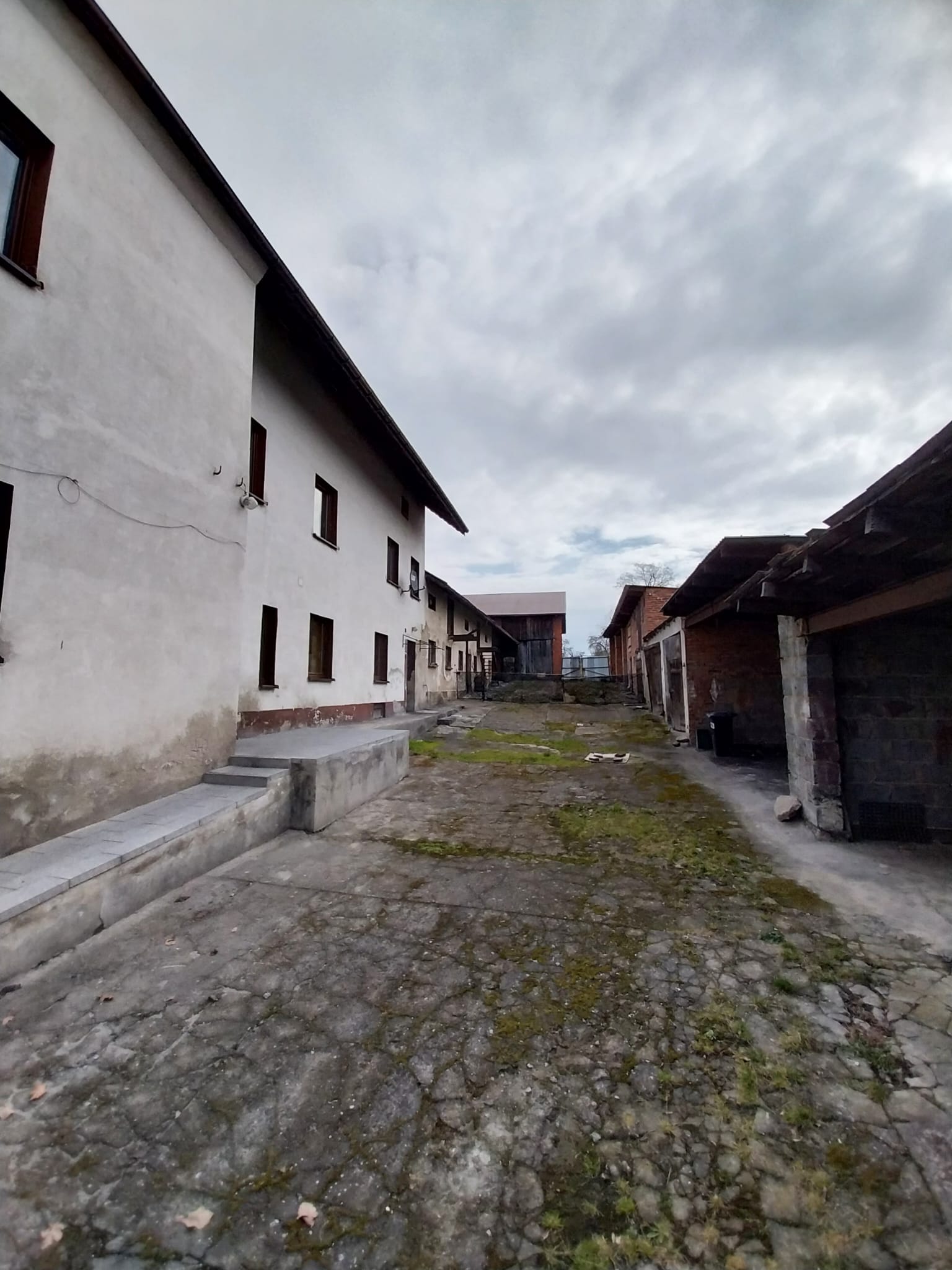 Dom z zabudową gospodarczą w spokojnej wsi!