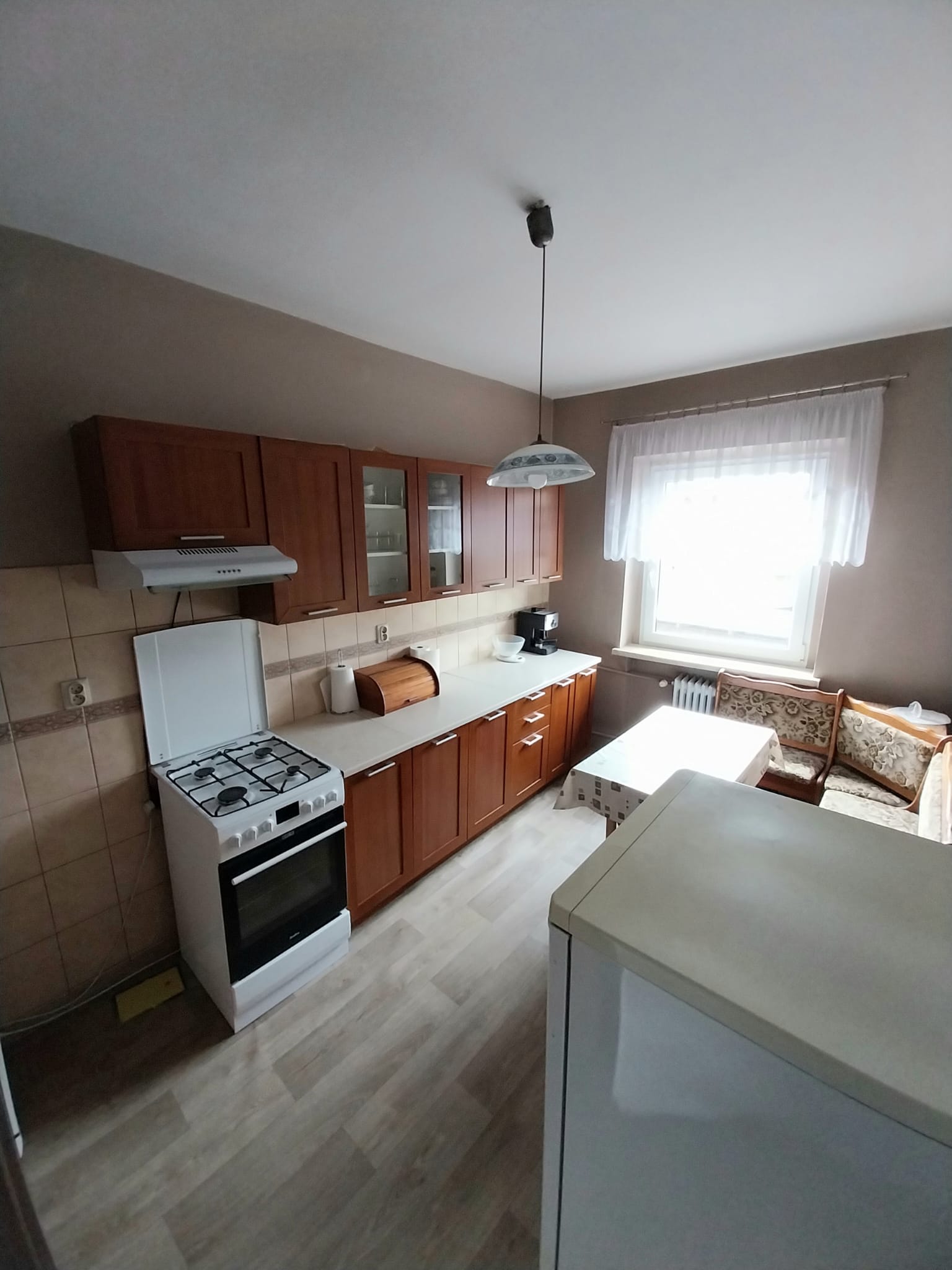 Dom z zabudową gospodarczą w spokojnej wsi!