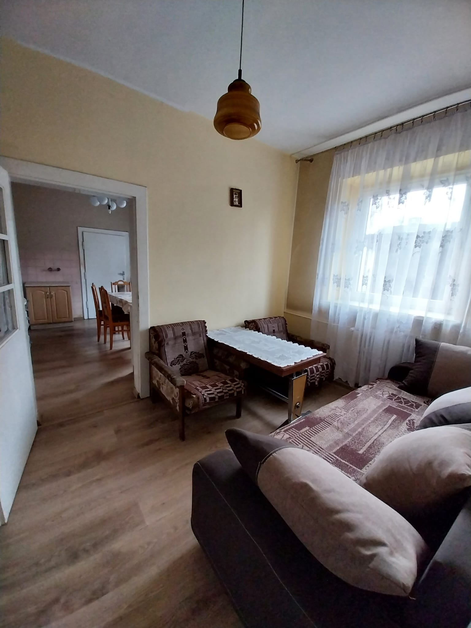 Dom z zabudową gospodarczą w spokojnej wsi!