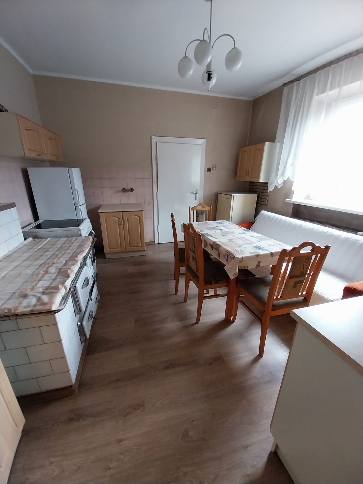 Dom z zabudową gospodarczą w spokojnej wsi!