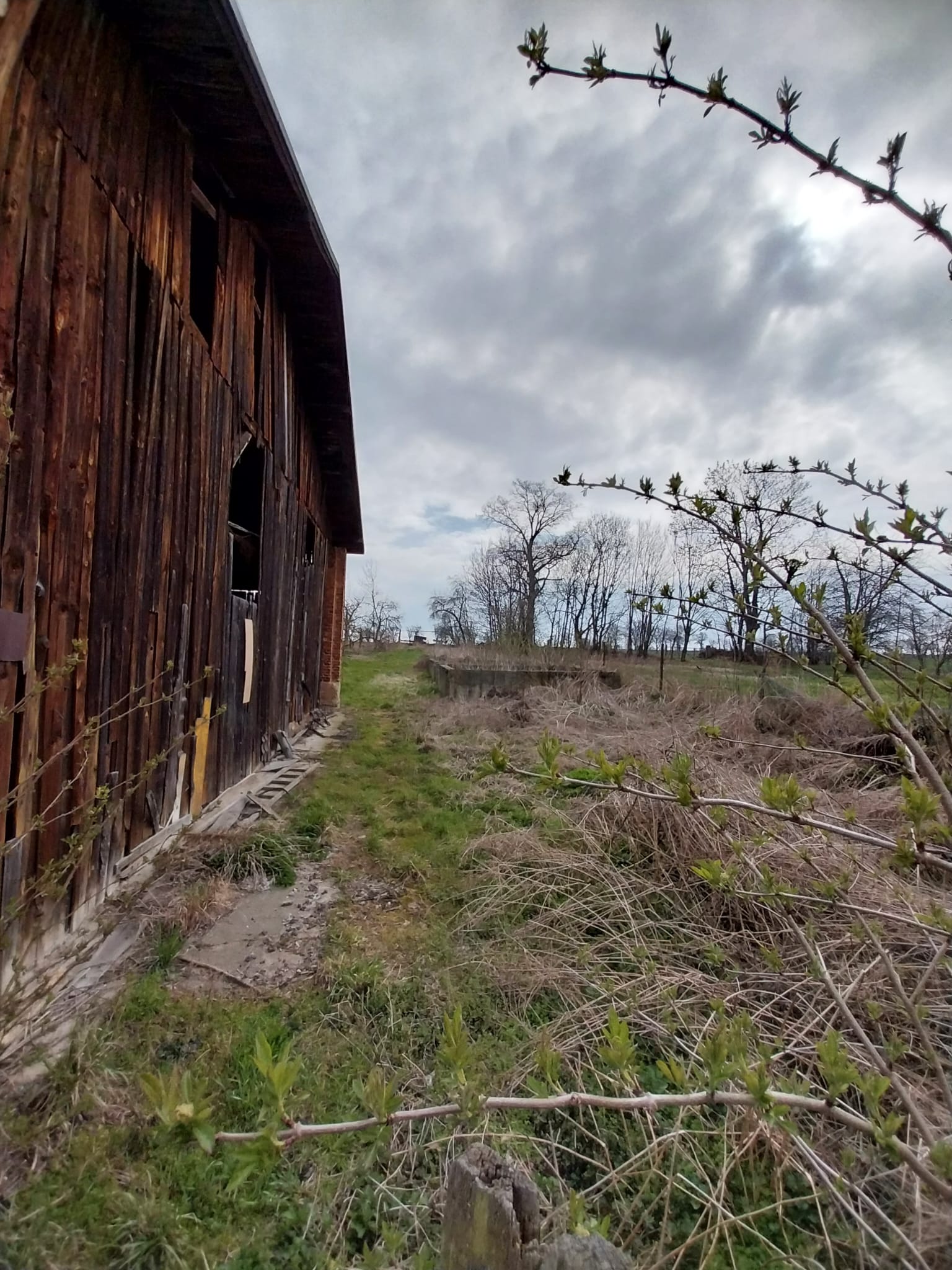 Dom z zabudową gospodarczą w spokojnej wsi!