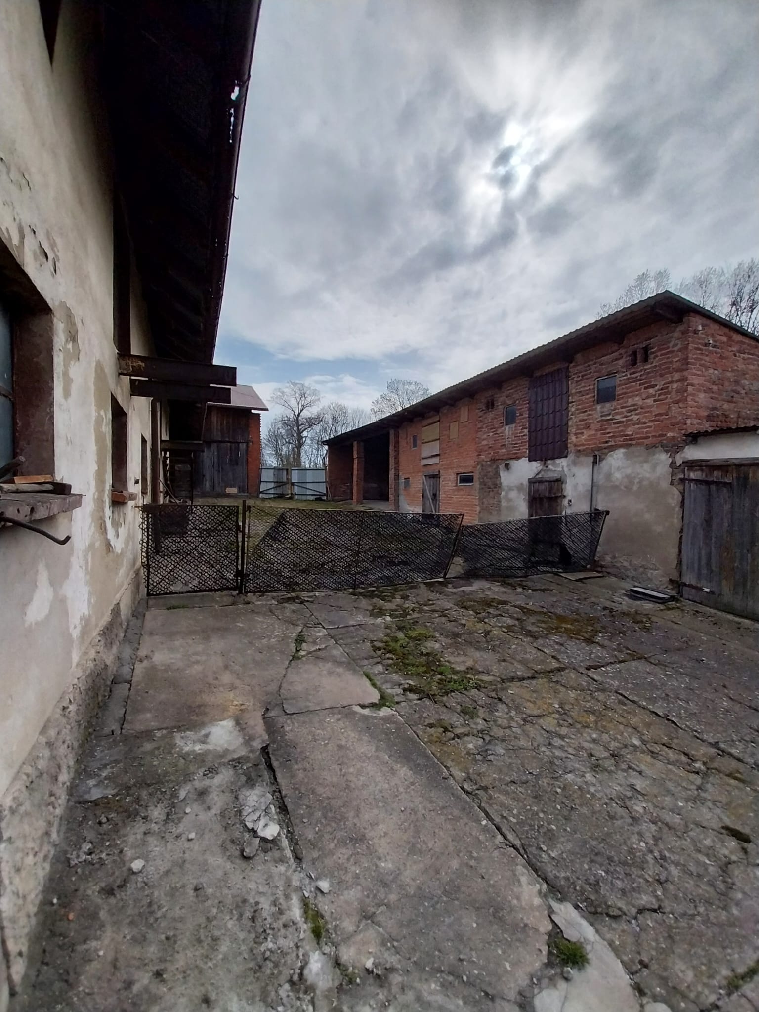 Dom z zabudową gospodarczą w spokojnej wsi!