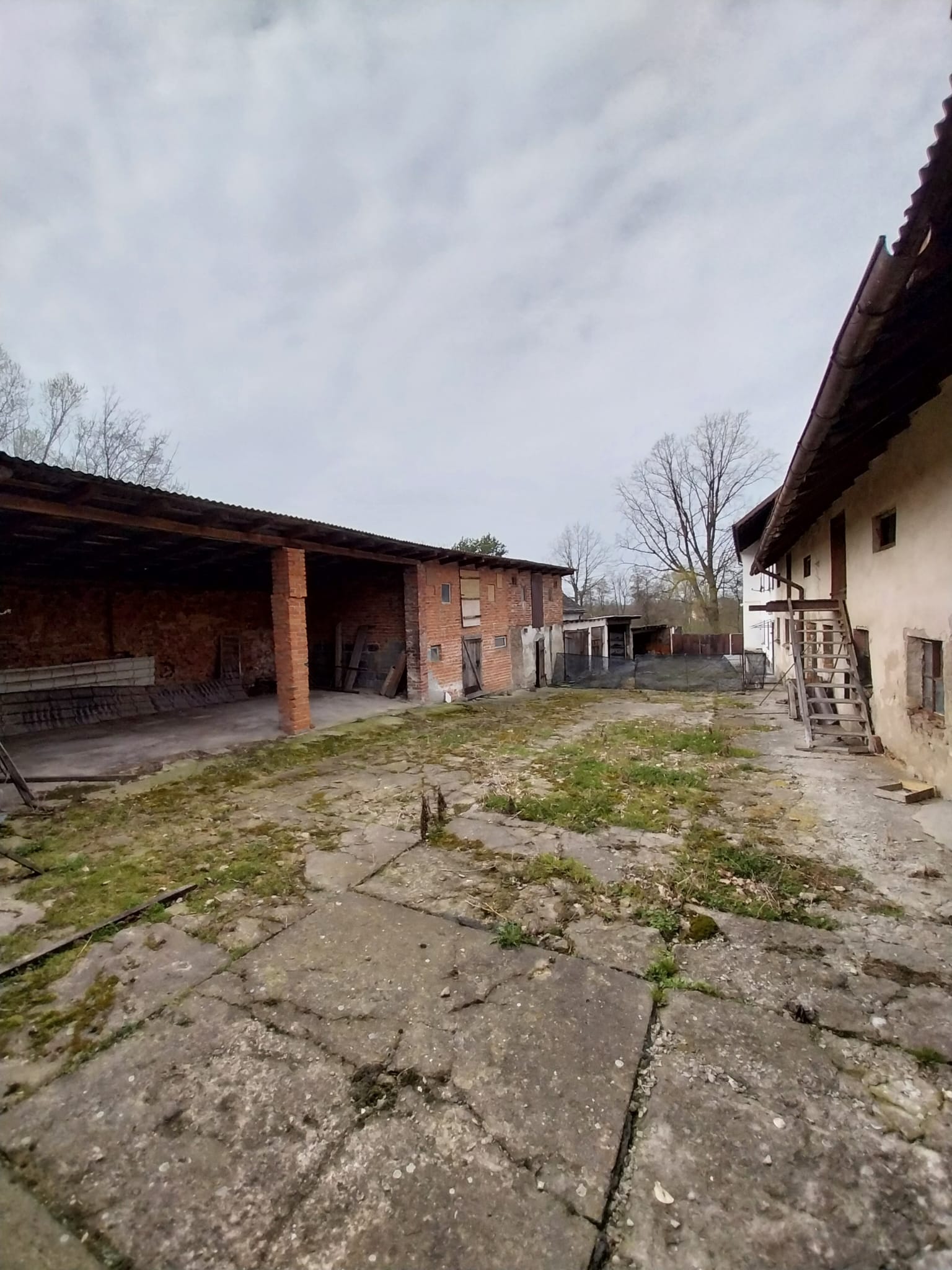 Dom z zabudową gospodarczą w spokojnej wsi!