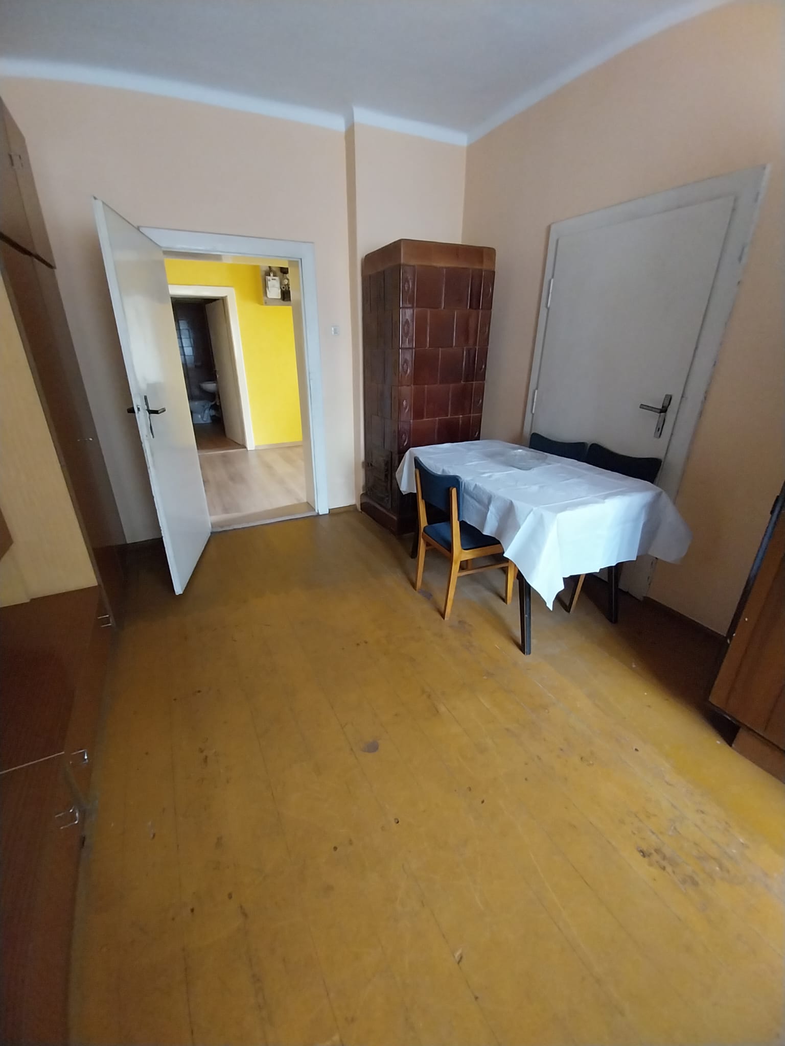 Dom z zabudową gospodarczą w spokojnej wsi!