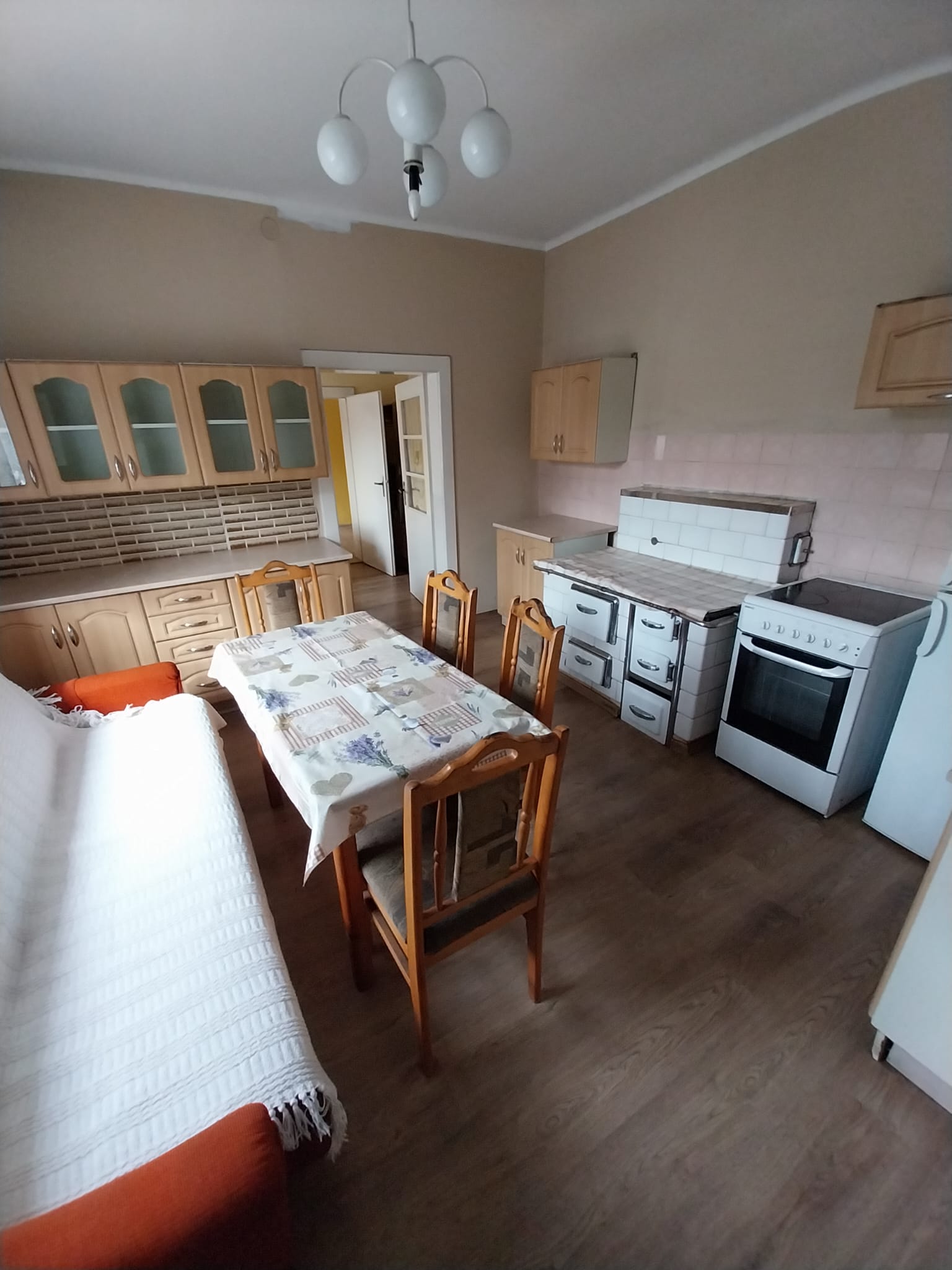 Dom z zabudową gospodarczą w spokojnej wsi!