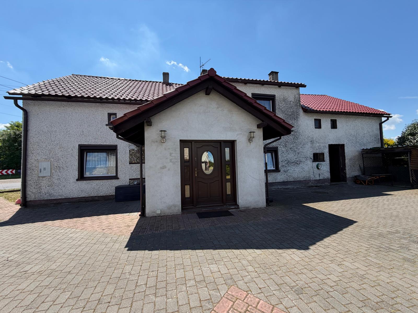Na sprzedaż oferujemy przestronny dom jednorodzinny, 4 pokoje I salon I Przestrzeń, którą czujesz - działka 18,4 ara