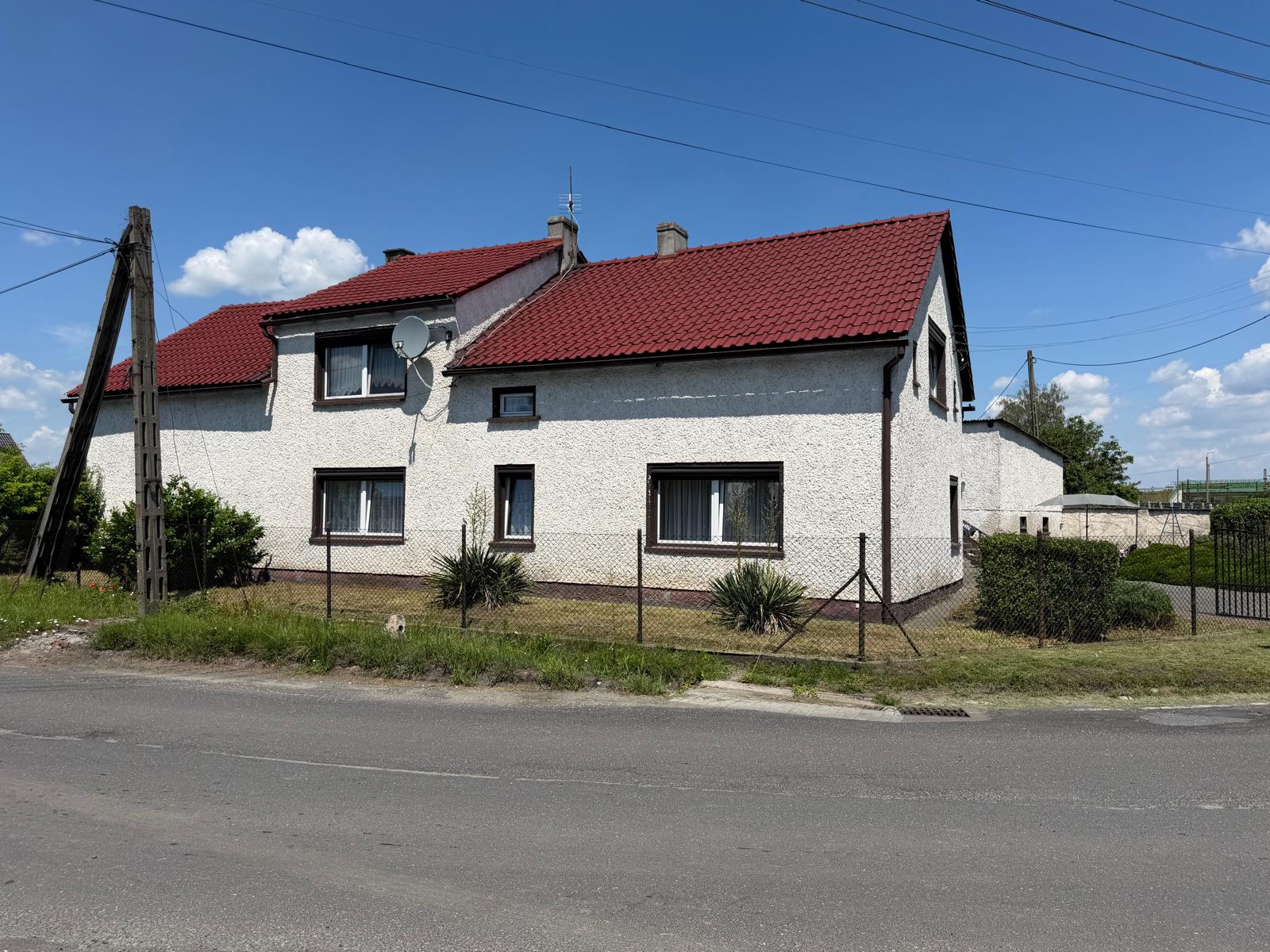 Na sprzedaż oferujemy przestronny dom jednorodzinny, 4 pokoje I salon I Przestrzeń, którą czujesz - działka 18,4 ara